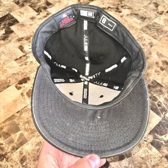 59Fifty MLB New York Yankees Triple Black Mens Fitted Hat Cap Size 8 - Picture 9 of 10
